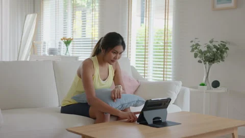 Longevity future of anti-aging Smart device showing sleep rate for urban be.. Stock-Footage 335191134