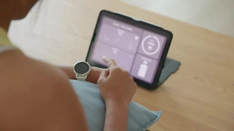 Longevity future of anti-aging Smart device showing sleep rate for urban be.. 库存影片 335191185