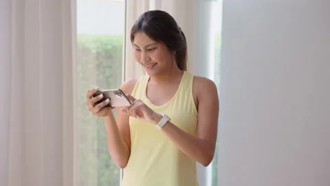 Longevity future of anti-aging Smart device showing sleep rate for urban be.. 库存影片 335191424