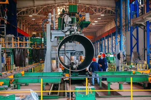 Longitudinal tack welding machine for welding of outer seam of steel pipe Foto stock