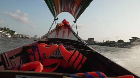 Longtail Boat flying down Phraya River in Bangkok Vídeo Stock 242017463