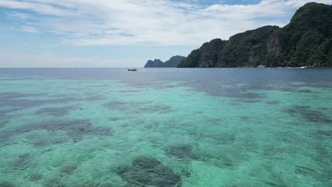Longtail Boat Navigating Clear Turquoise Tropical Waters in Koh Phi Phi, Video stock 334721218