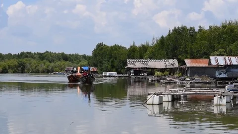 Longtail Boat Pulls a Boat to the Dock at the Fishing Village in Krabi town Video stock 89769611