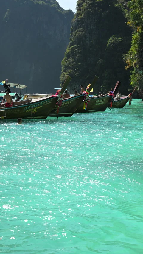 Longtail Boats Anchored in Turquoise Phi Phi Islands Lagoon Vídeos de archivo 337537227