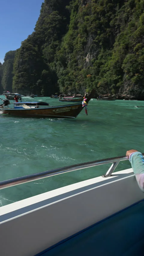 Longtail Boats Beneath Limestone Cliffs at Phi Phi Islands Lagoon Vídeos de archivo 337537947