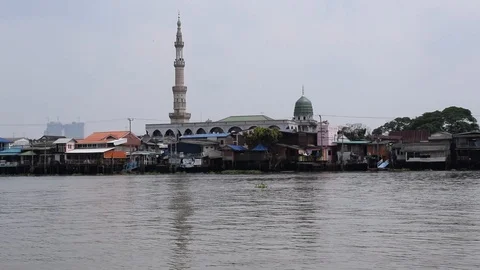 Longtail Motorboat Passes by a Mosque Video stock 90301984