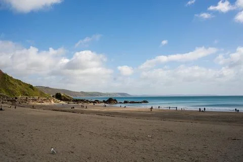 Looe Beach Cornwall England Panoramic Coastal Scene with People Foto stock