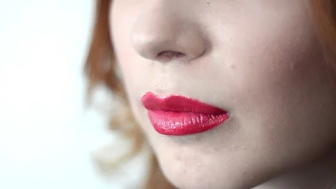 The look and the scene of how I do makeup and visage, paint lips, eyes Stock-Footage 129734754