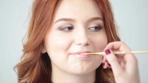 The look and the scene of how I do makeup and visage, paint lips, eyes 스톡 동영상 129736166