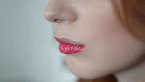 The look and the scene of how I do makeup and visage, paint lips, eyes 스톡 동영상 129736867
