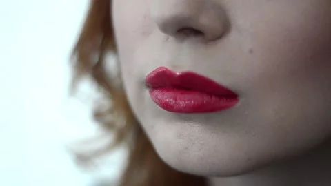 The look and the scene of how I do makeup and visage, paint lips, eyes 스톡 동영상 129736891