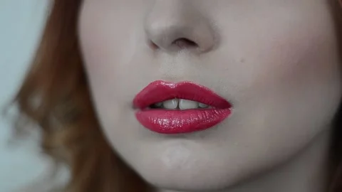 The look and the scene of how I do makeup and visage, paint lips, eyes 스톡 동영상 129736968