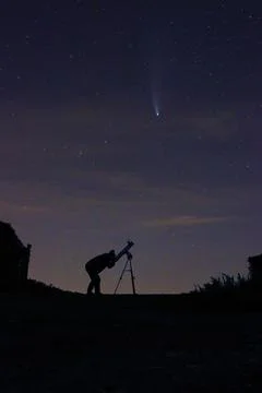 Look at comet through telescope Foto stock