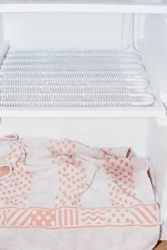 Look in the freezer while defrosting Foto stock