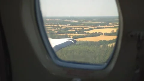 Look out the window of a small private jet flying over fields. Vídeo Stock 145887220