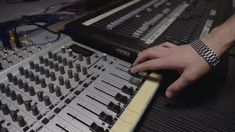 Look at the sound mix Vídeos de archivo 106715912