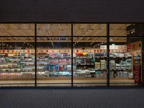 A look through a window in a empty supermarket at night time. Foto stock