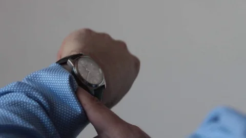 To look at the watch on a hand Stock Footage 85427892