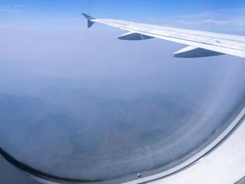 The looking at aircraft wing view from windows 库存照片