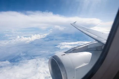 Looking from the airplane window jet engine on the wing of the plane Foto stock