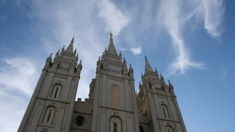Looking up at Angel Moroni on top of the Mormon Temple in Salt Lake City, UT Vidéo 341447628