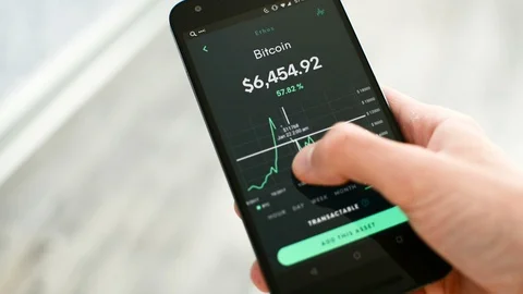 Looking at Bitcoin drice and desription on mobile cryptocurrency wallet app 스톡 동영상 93787742