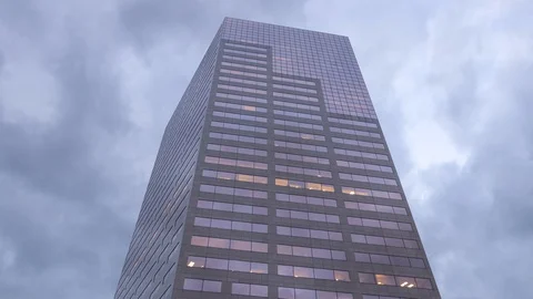Looking up at business skyscraper as clouds move above it. Stock-Footage 129634820