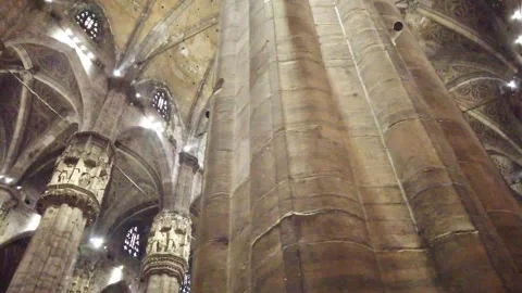 Looking to the cealing inside the duomo di milano Vidéo 263641038