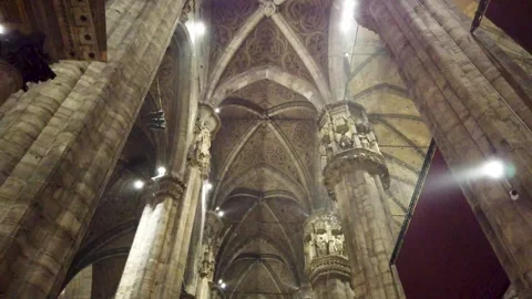 Looking to the cealing inside the duomo di milano Vidéo 263825961