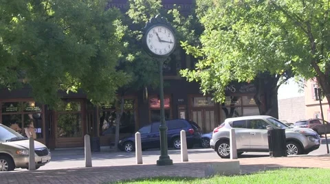 Looking at the clock Vídeo Stock 42468788