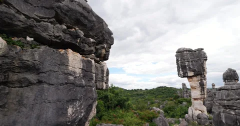 Looking to close rock and turn to mushroom top-heavy formation 库存影片 329490306