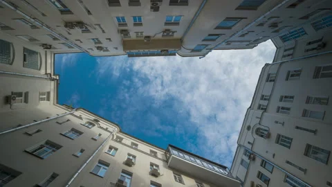 Looking up from the courtyard of the well, clouds are floating across the sky 스톡 동영상 201871751