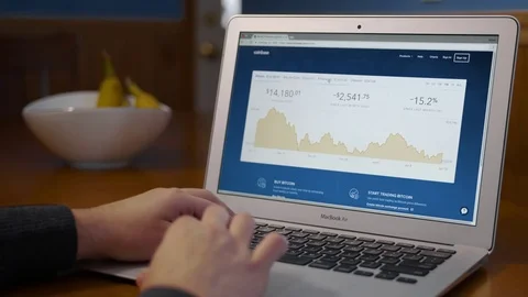 Looking at Cryptocurrencies on Website with Charts Vídeo Stock 84791221