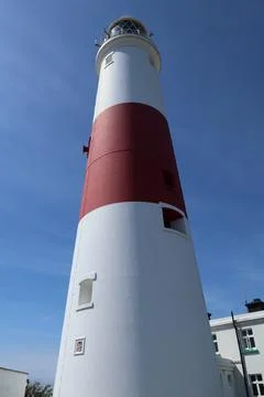Looking up at the distinctive red and white striped lighthouse at Portland Bi Stock-Fotos