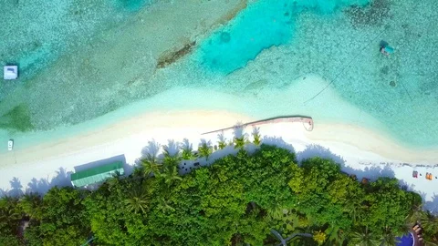 Looking down aerial shot going from beach to water bungalows in the Maldives Video stock 91114181