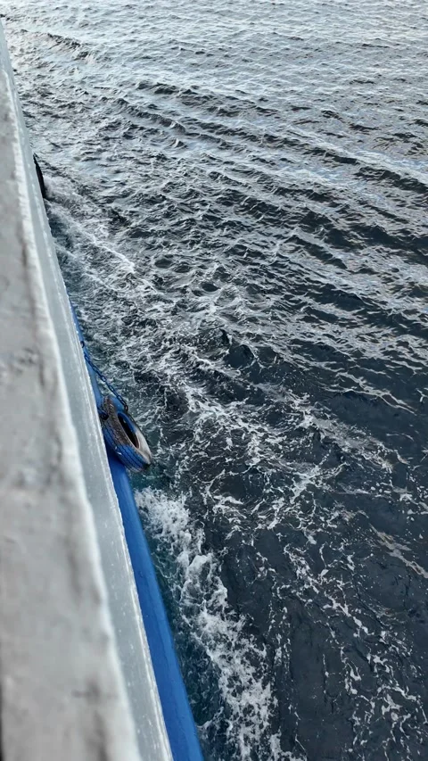 Looking Down at Boat Hull Cutting Through Deep Blue Sea Water Creating Waves Vidéo 336041117