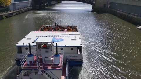 Looking down from bridge at architecture tour boat going south on Chicago River Vídeos de archivo 231833889