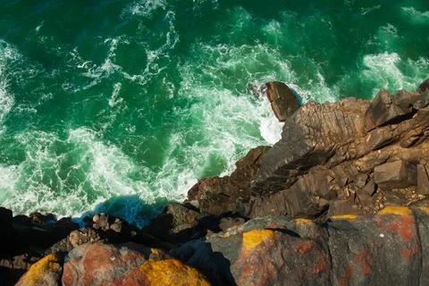 Looking Down from Cliffs onto Ocean Waves at Morgans Bay, South Africa Foto stock