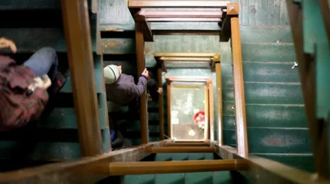 Looking down at crowds in old staircase Vídeos de archivo 10755124