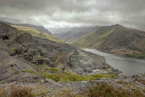 Looking down at Dinowic quarry with Mount Snowdon in the clouds Stockfoto's
