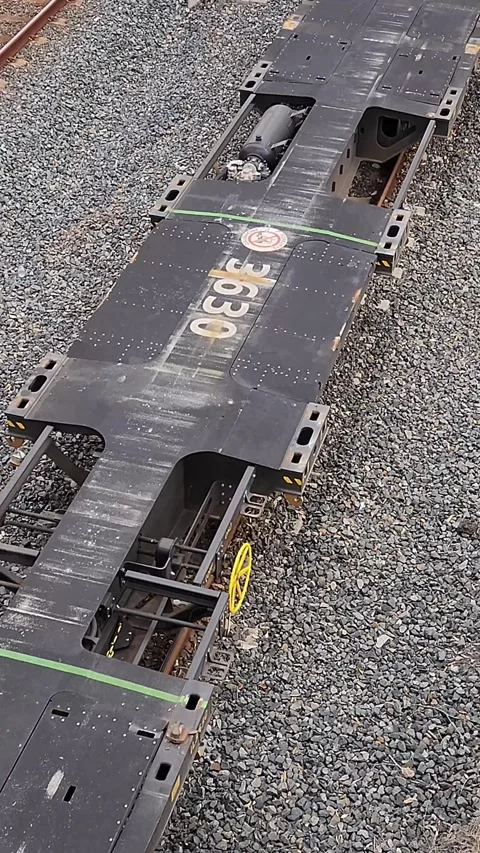 Looking down on empty rusty goods train container carriages 库存影片 330915460