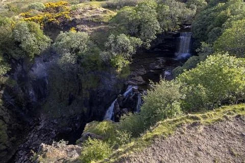 Looking down at Lealt Falls on the Isle of Skye in the Scottish Highlands, UK 库存照片