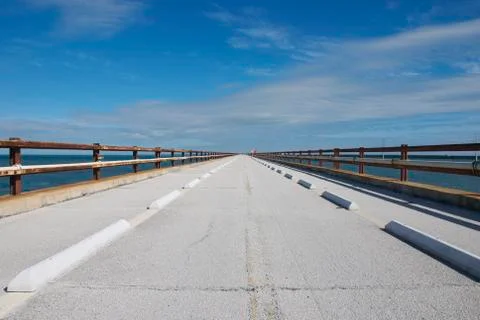 Looking down a long straight bridge Foto stock