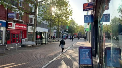 Looking down North End shopping area in Croydon, from West Croydon end 4K Stockbeeldmateriaal 148036913
