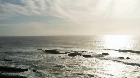 Looking down at the ocean Vídeo Stock 127805462