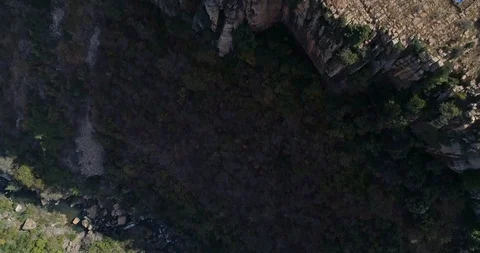 Looking down over cliff face with poor settlement on the top of plateau aeria 스톡 동영상 95640266