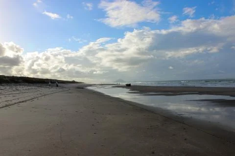 Looking down papamoa beach with mount maunganui in the faint distance 库存照片