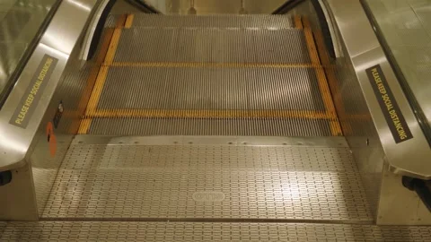 Looking down from the top of a modern metal escalator staircase 库存影片 343418713