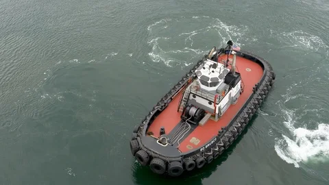 Looking down on tug boat maneuvering Video stock 106888775