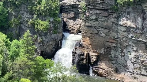 LOOKING DOWN FROM THE UPPER FALLS AT LINVILLE FALLS WATERFALL Vídeo Stock 132290925